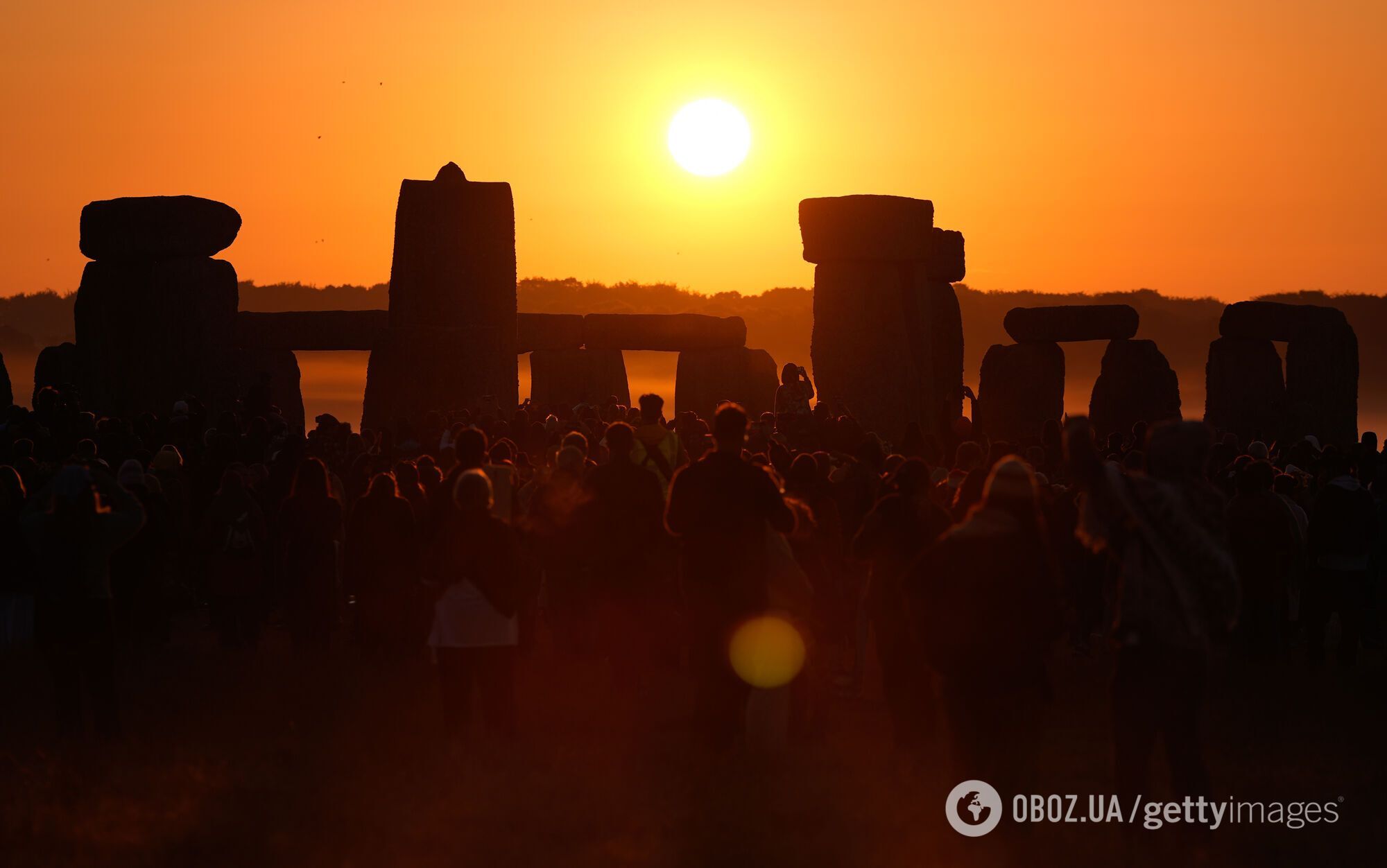 Літнє сонцестояння 2024: тисячі людей зібралися біля Стоунхенджу, щоб зустріти сонце. Фото і відео