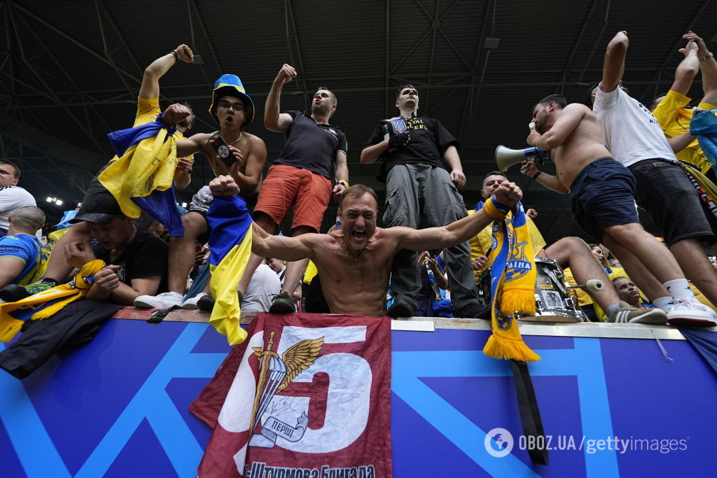 Стадіон у Дюссельдорфі влаштував перекличку із гравцями збірної України після перемоги над Словаччиною. Відео