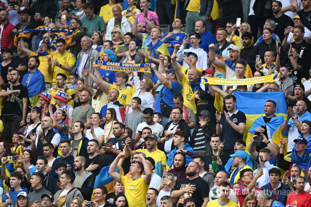 Стадіон у Дюссельдорфі влаштував перекличку із гравцями збірної України після перемоги над Словаччиною. Відео