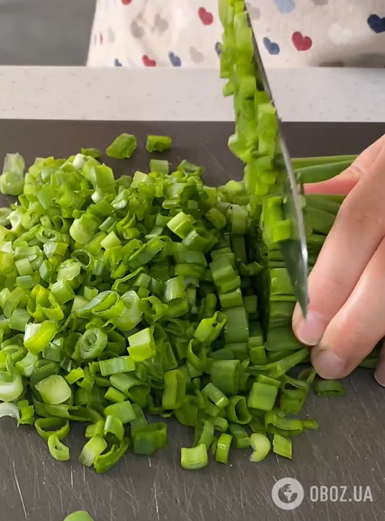 Что приготовить, если есть много зеленого лука: элементарное блюдо за считанные минуты