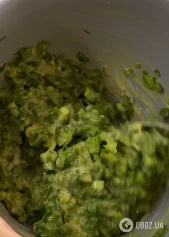 Что приготовить, если есть много зеленого лука: элементарное блюдо за считанные минуты