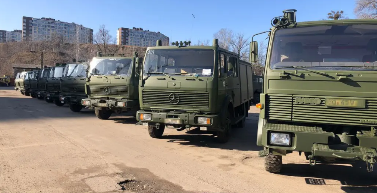 Пикапы, бронетехника, грузовики: "Интерпайп" Пинчука передал военным 227 автомобилей