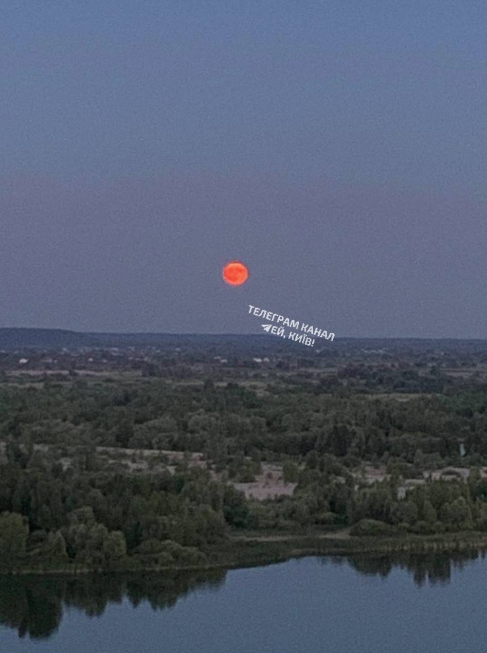 Над Україною зійшла Полунична повня: у мережі показали фото природного явища