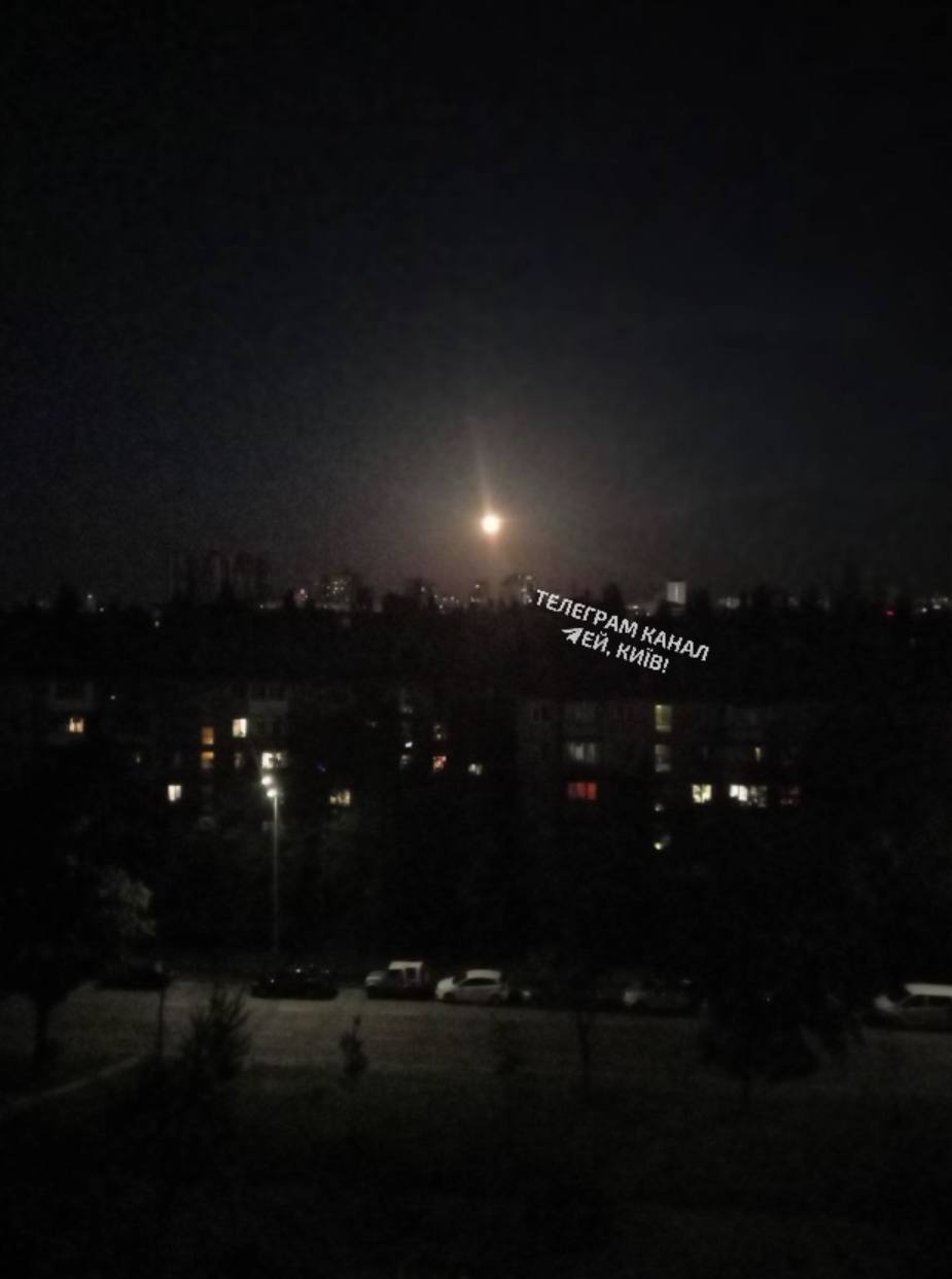 Над Украиной взошло Клубничное полнолуние: в сети показали фото  природного явления