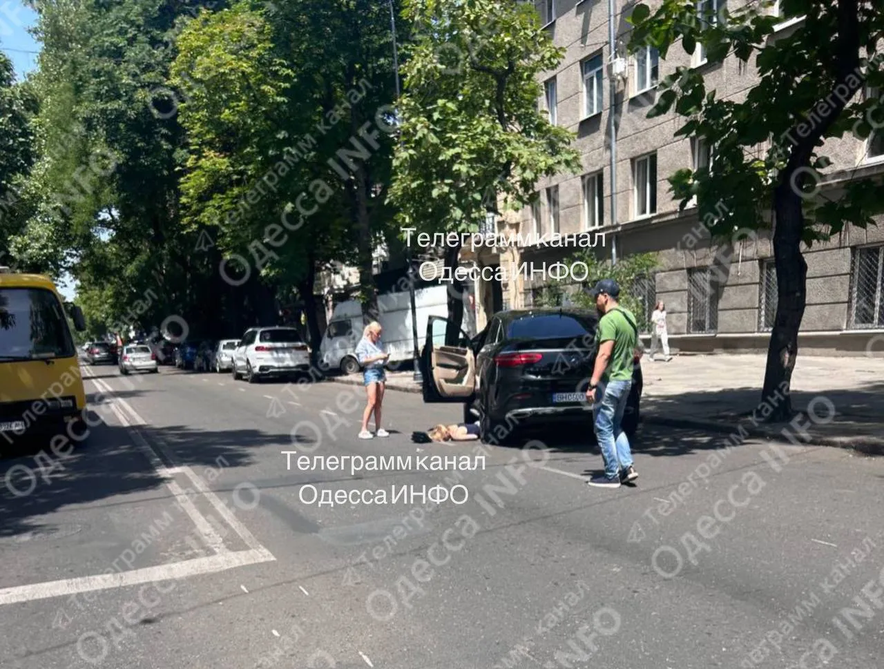 В Одессе девушка на Mercedes переехала пешехода: видео с места и первые детали трагедии