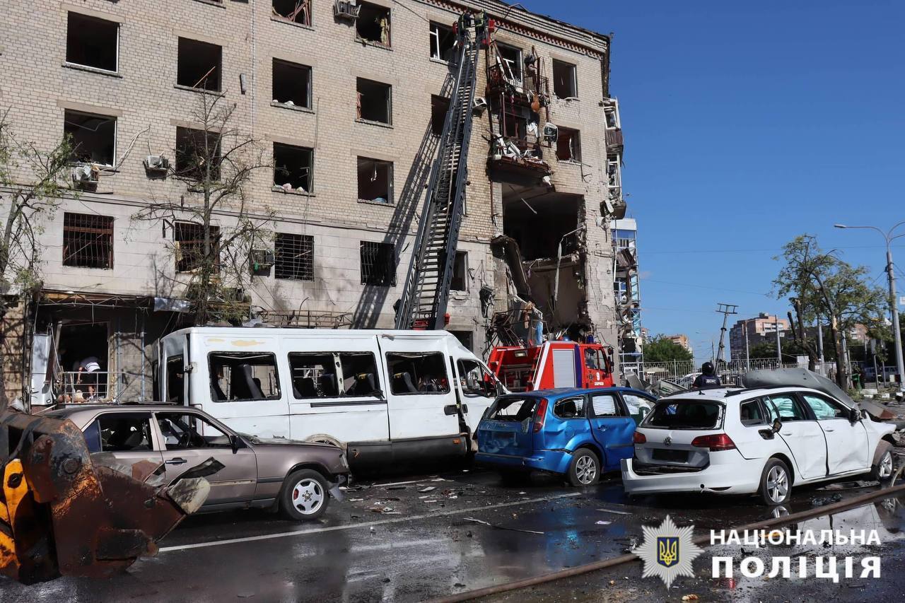 Россияне нанесли удары по Харькову: есть прилет в район жилой застройки, погибли люди. Фото и видео