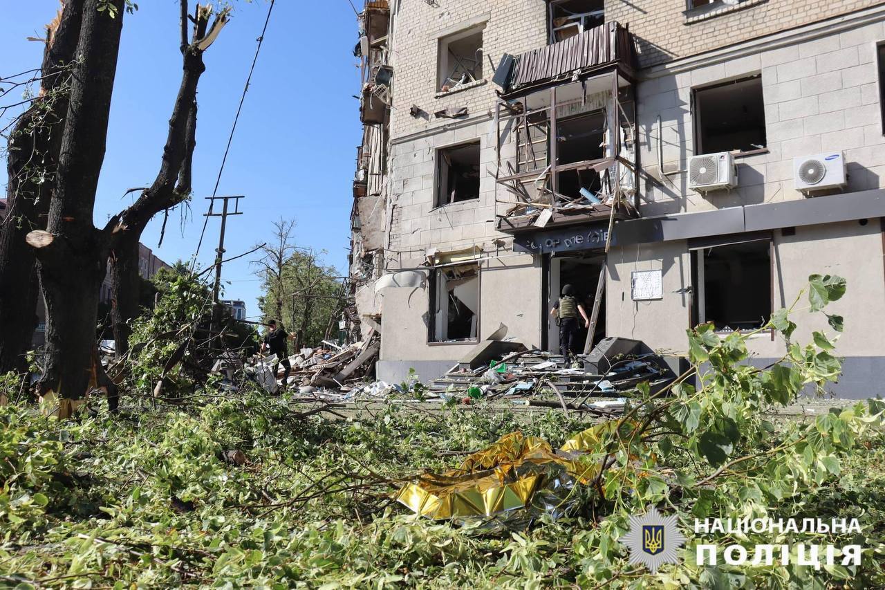 Росіяни завдали ударів по Харкову: є приліт у район житлової забудови, загинули люди. Фото і відео