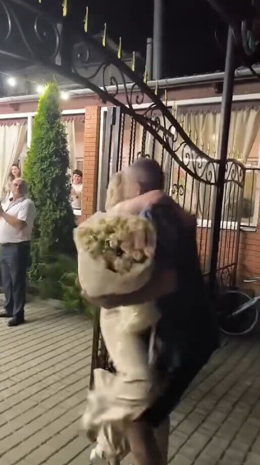 После 27 месяцев плена: защитник Змеиного Владимир Абажер вернулся домой на выпускной сына. Щемящее видео