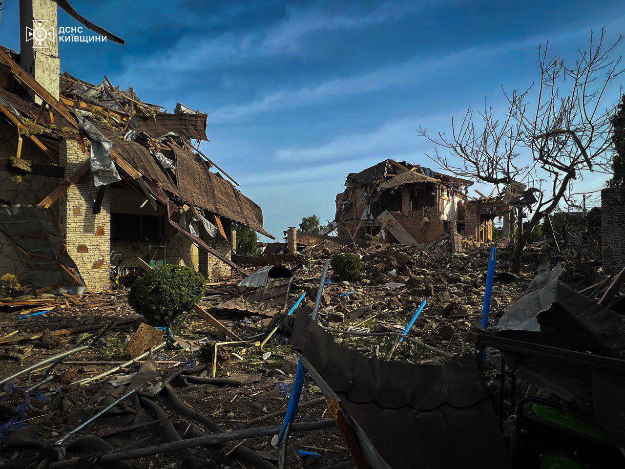 Зруйновані приватні будинки: у ДСНС показали фото наслідків ракетного удару РФ по Київщині