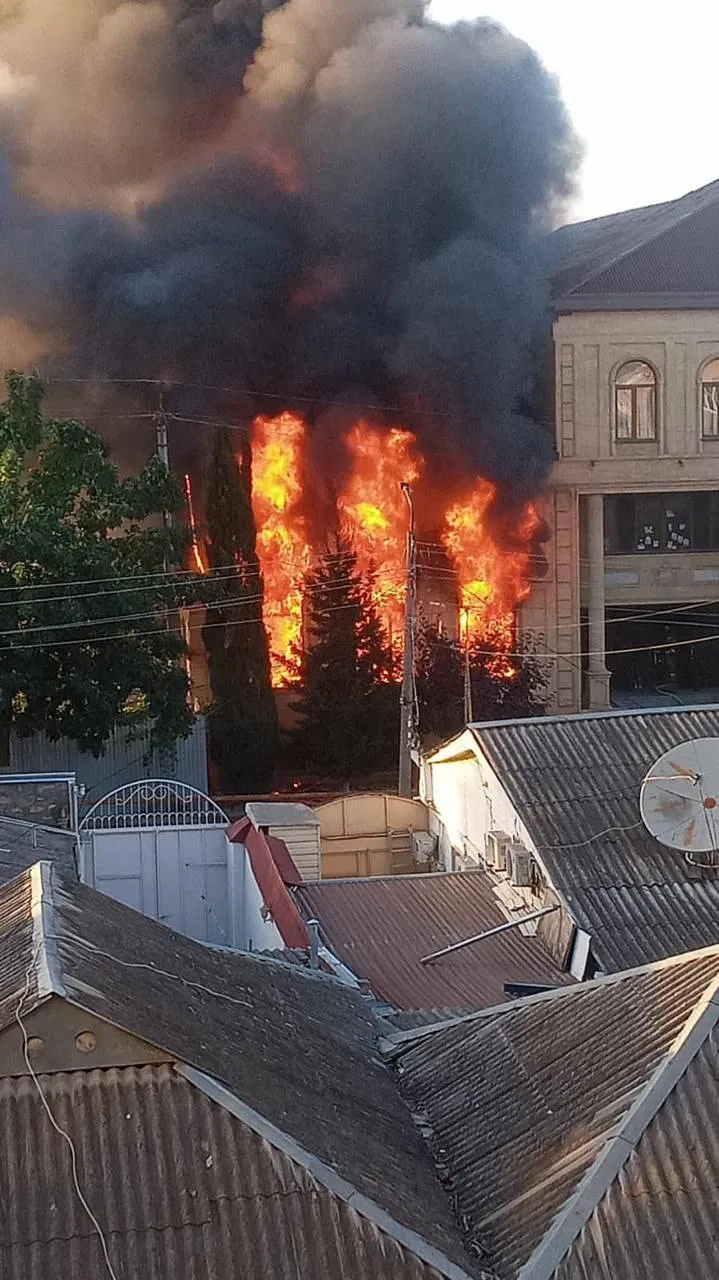 В российском Дагестане неизвестные напали на православный храм и синагогу: оба здания подожгли. Видео