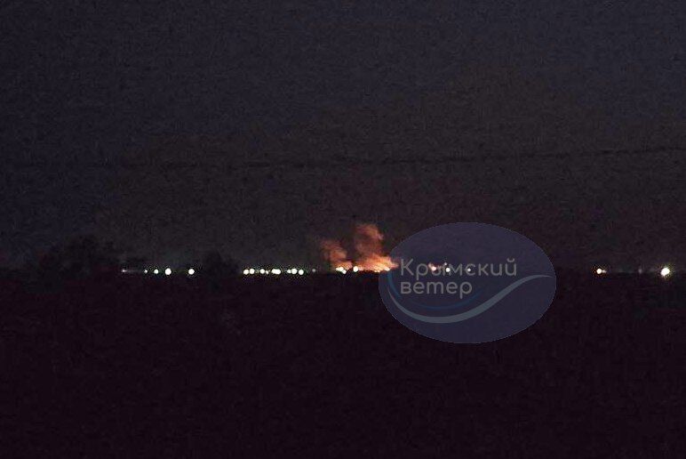 В Крыму раздалась серия взрывов: в Евпаторийском и Сакском районах горят военные части. Фото и видео