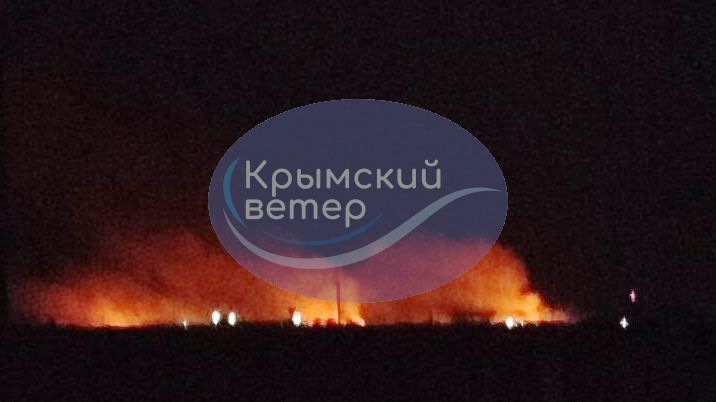 В Крыму раздалась серия взрывов: в Евпаторийском и Сакском районах горят военные части. Фото и видео