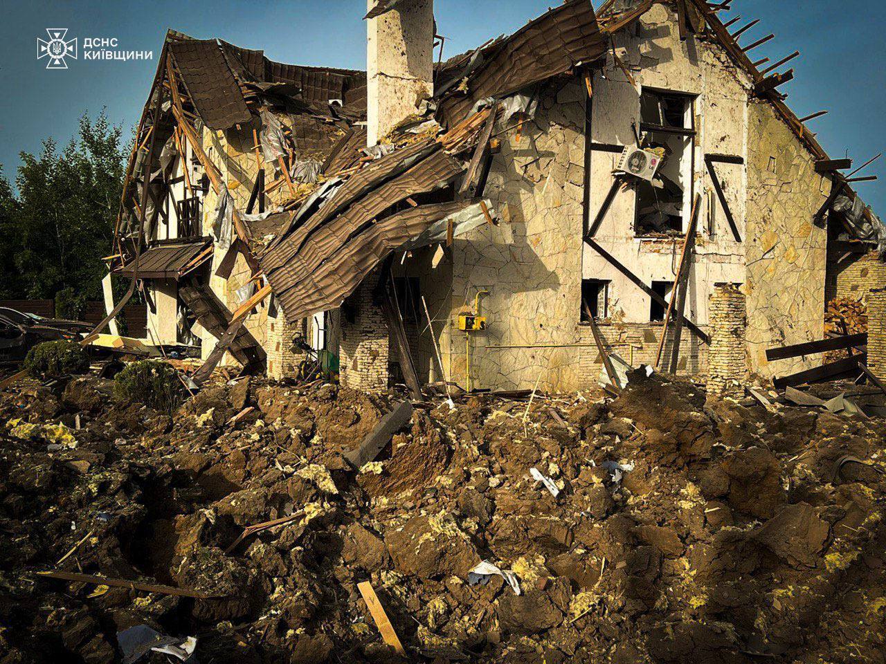 Есть пострадавшие, повреждены дома: последствия ракетной атаки в Киевской области 23 июня. Все подробности, видео и фото