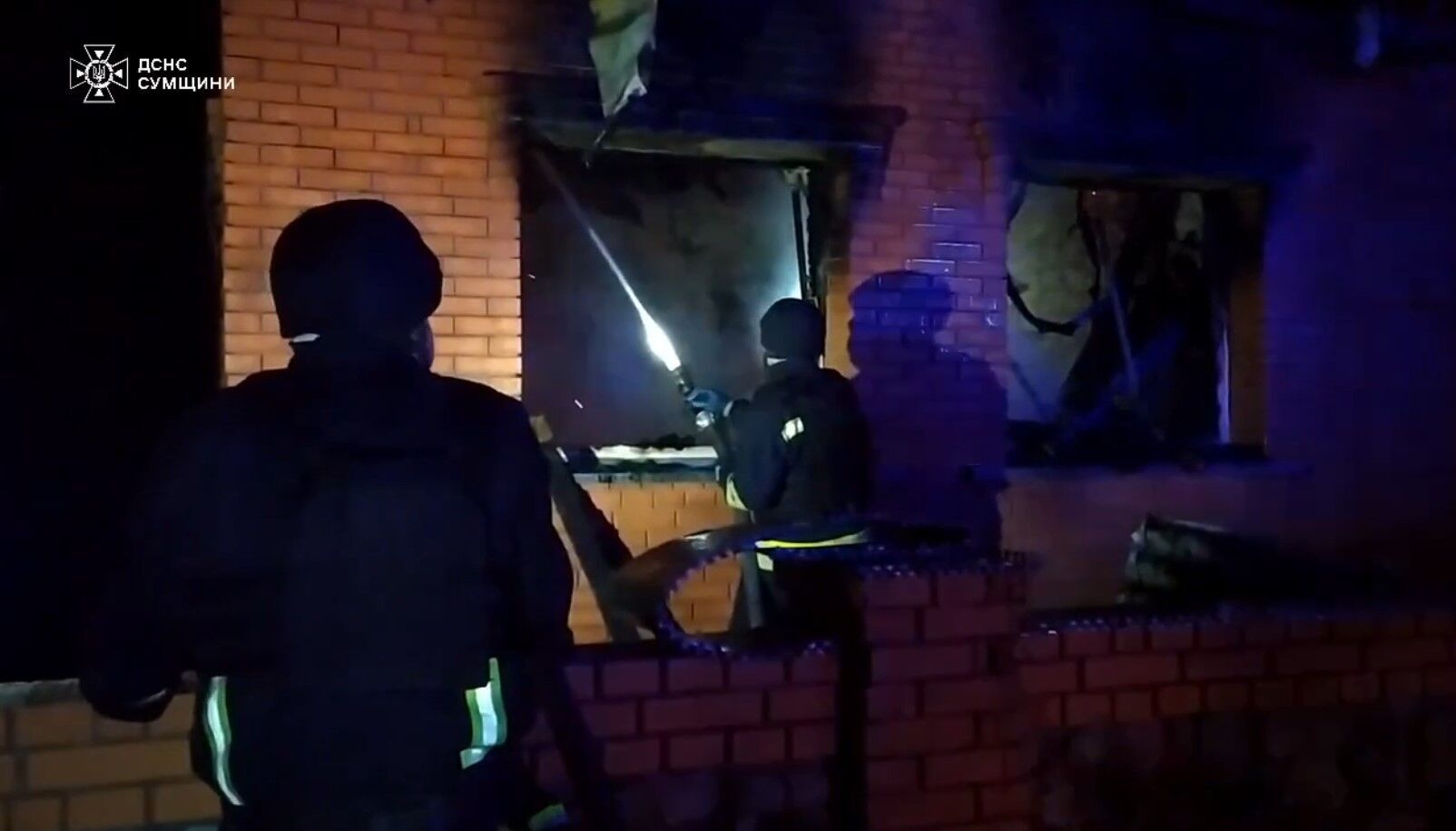 На Сумщине спасатели ликвидировали пожар после обстрела РФ. Видео