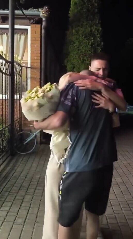 Після 27 місяців полону: захисник Зміїного Володимир Абажер повернувся додому на випускний сина. Щемливе відео