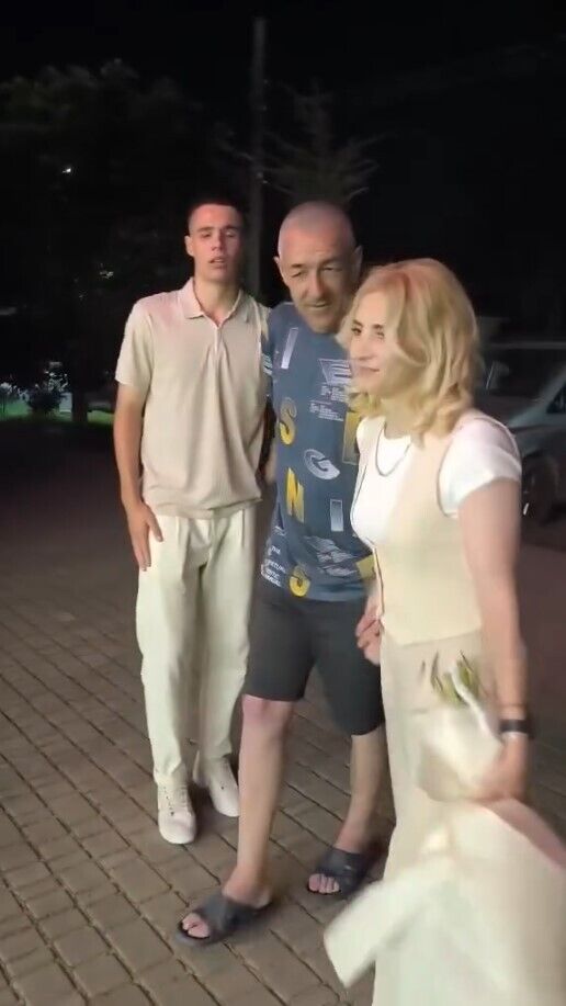 Після 27 місяців полону: захисник Зміїного Володимир Абажер повернувся додому на випускний сина. Щемливе відео