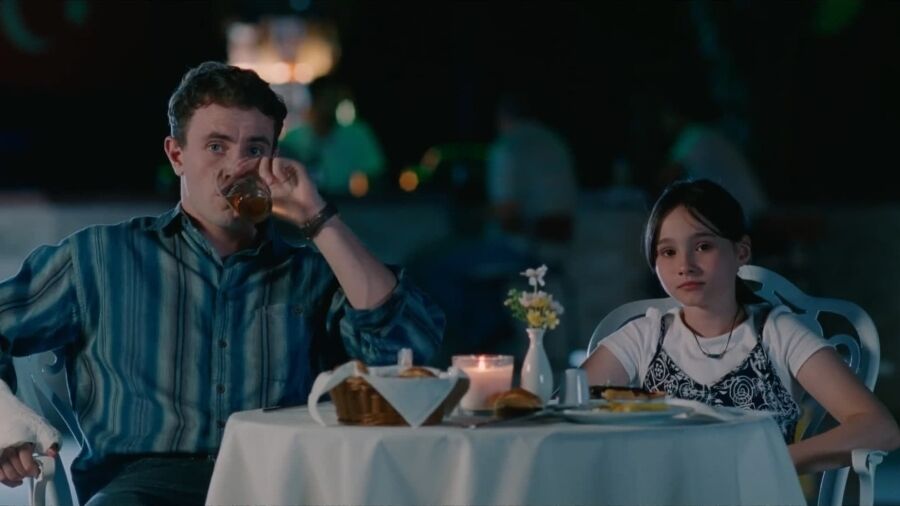 На Netflix вийшов фільм, який розібʼє вам серце: чому варто подивитися "Після сонця" із Полом Мескалем