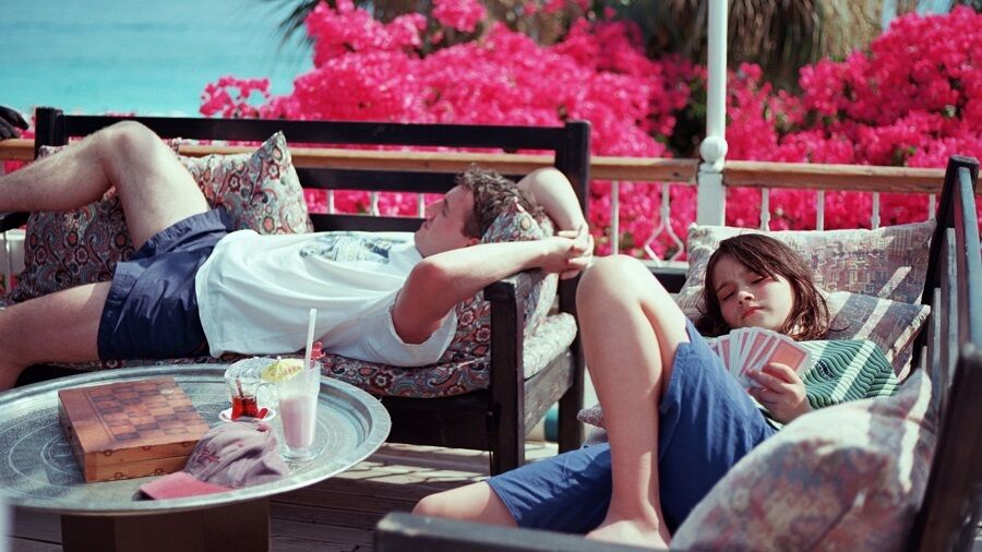 На Netflix вийшов фільм, який розібʼє вам серце: чому варто подивитися "Після сонця" із Полом Мескалем
