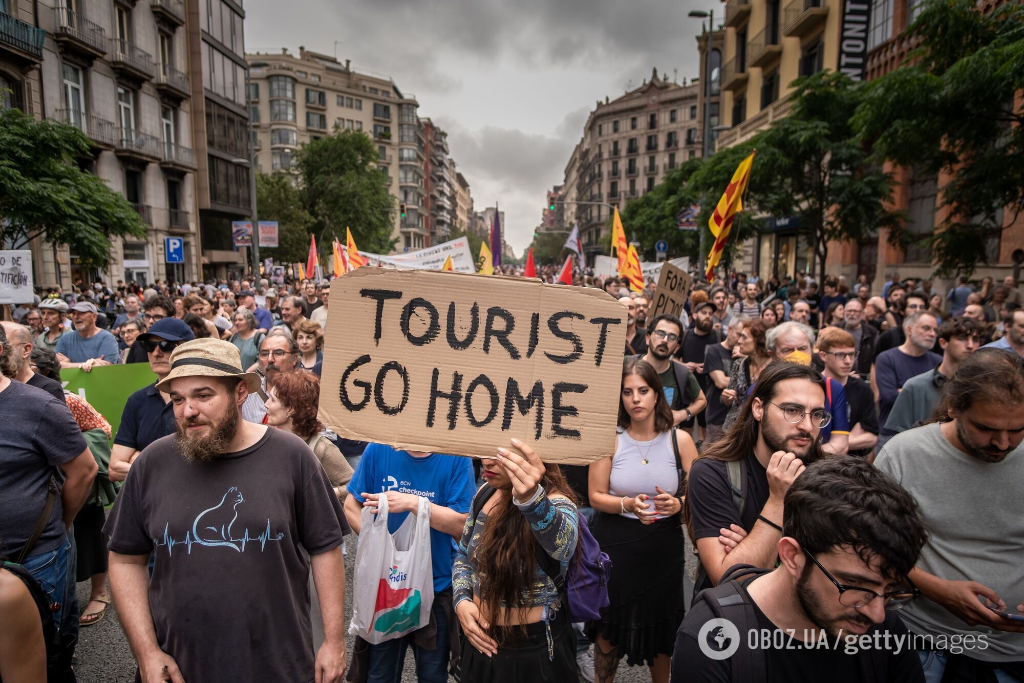 Барселона присоединилась к войне Испании с туристами: мэр обещает выгнать AirBnb из города до 2029 года. Что известно