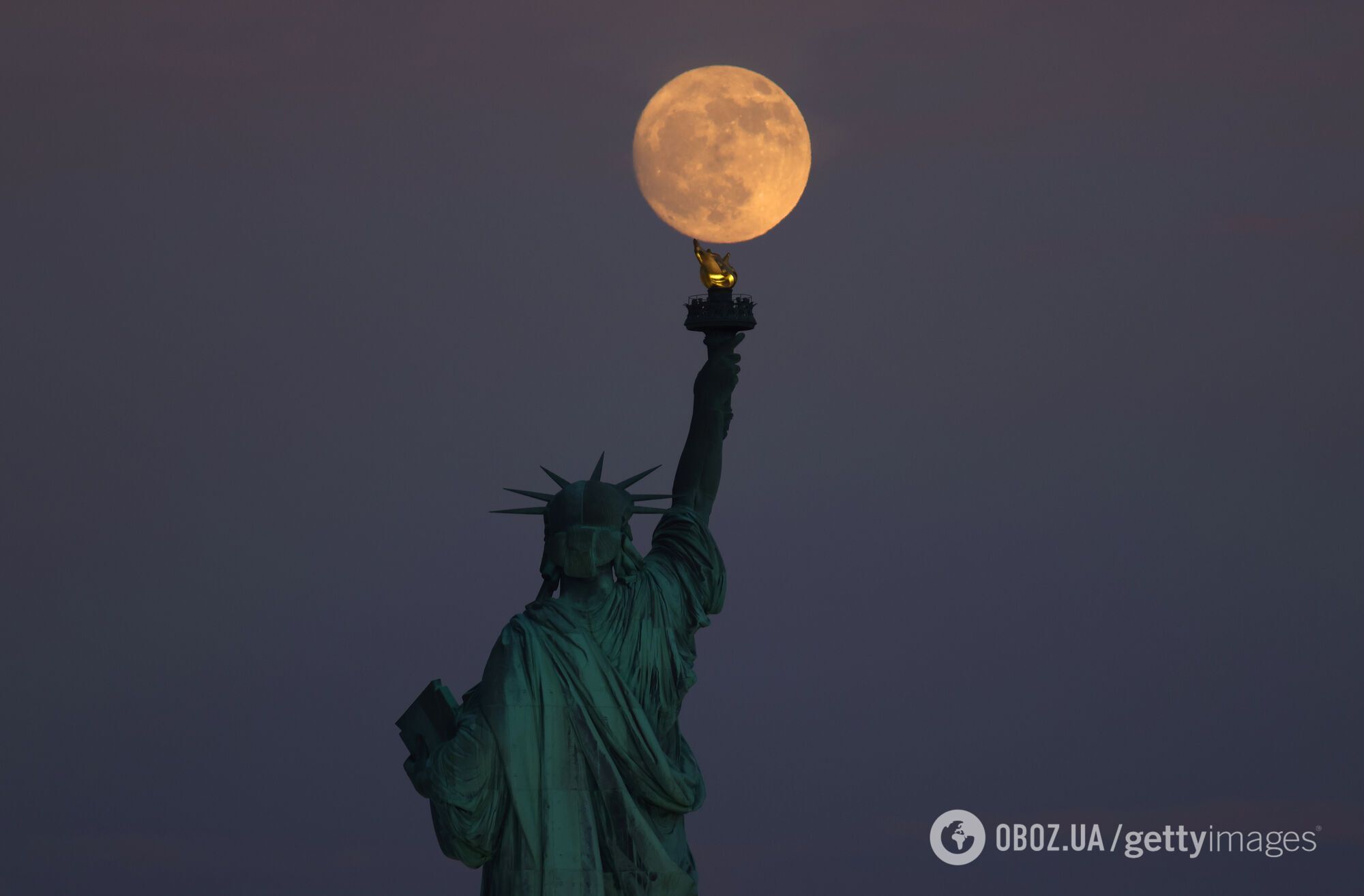 Сеть очаровало фото Клубничной Луны "на кровати из облаков", которое сделал американский фотограф