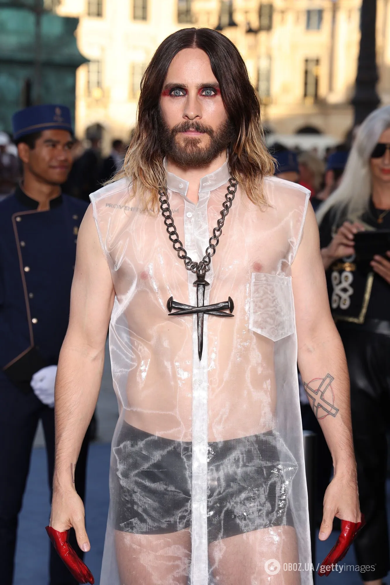 Джаред Лето вышел на публику в трусах и прозрачной рубашке с крестом: поклонники не оценили. Фото