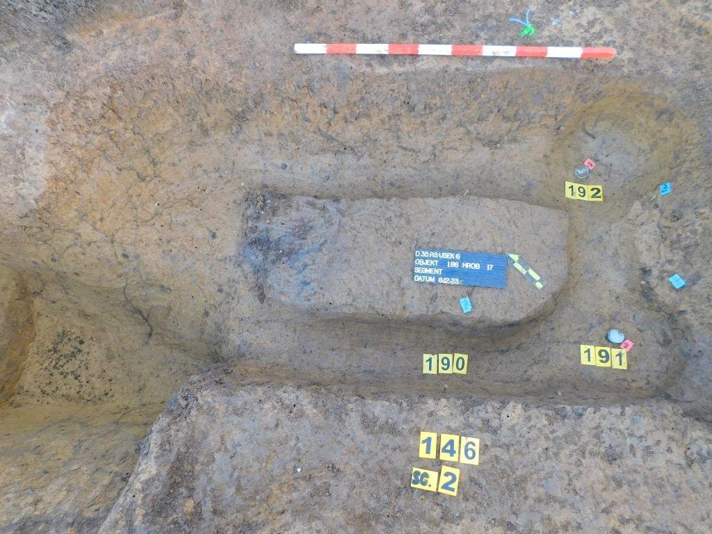У Чехії виявили унікальний доісторичний курган з могилами: археологи показали фото
