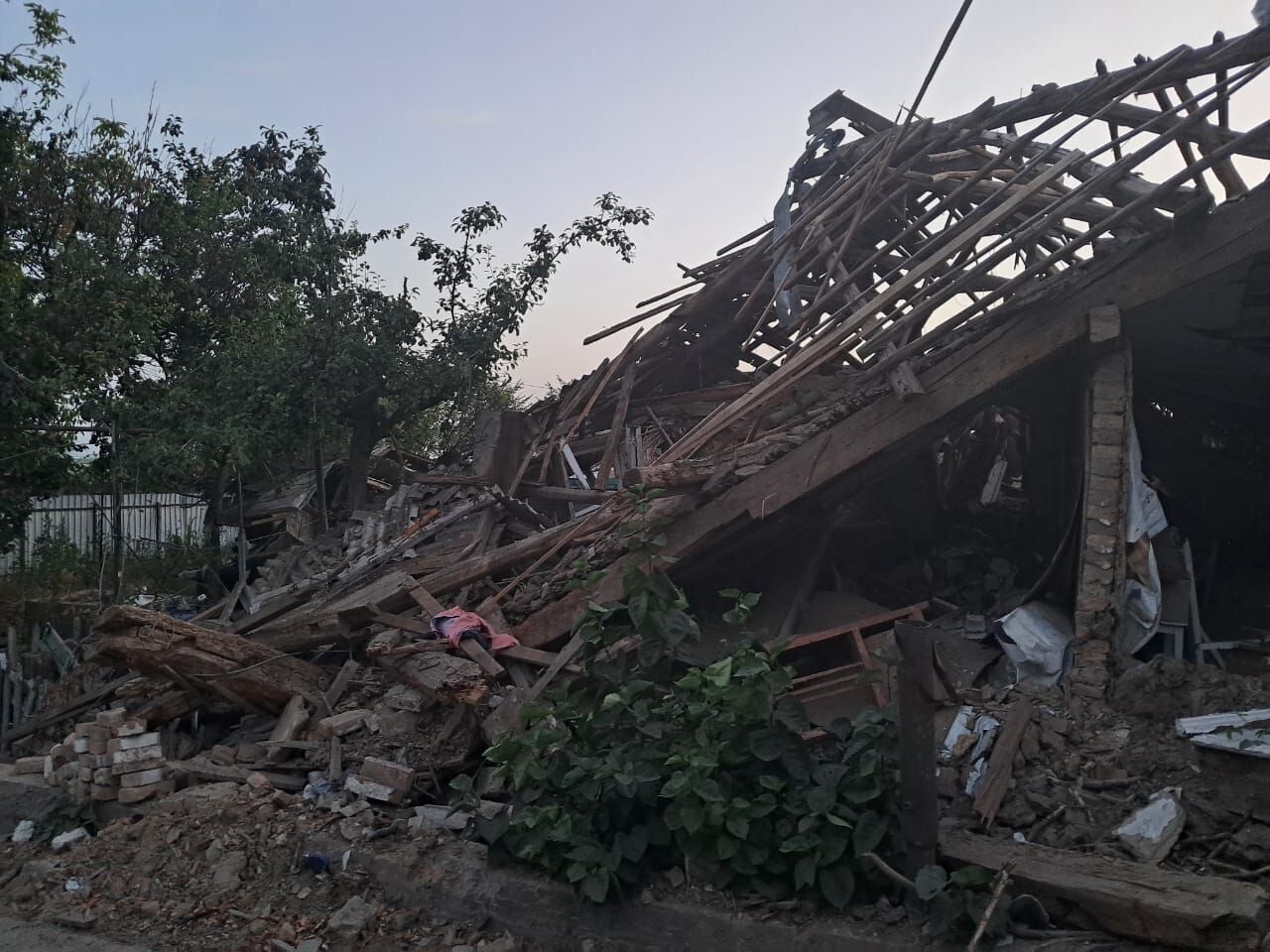 Оккупанты ударили по Никополю, повреждены медучреждение и дома: есть пострадавшие. Фото