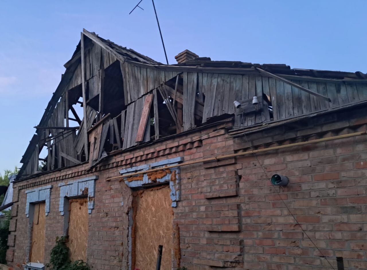 Оккупанты ударили по Никополю, повреждены медучреждение и дома: есть пострадавшие. Фото