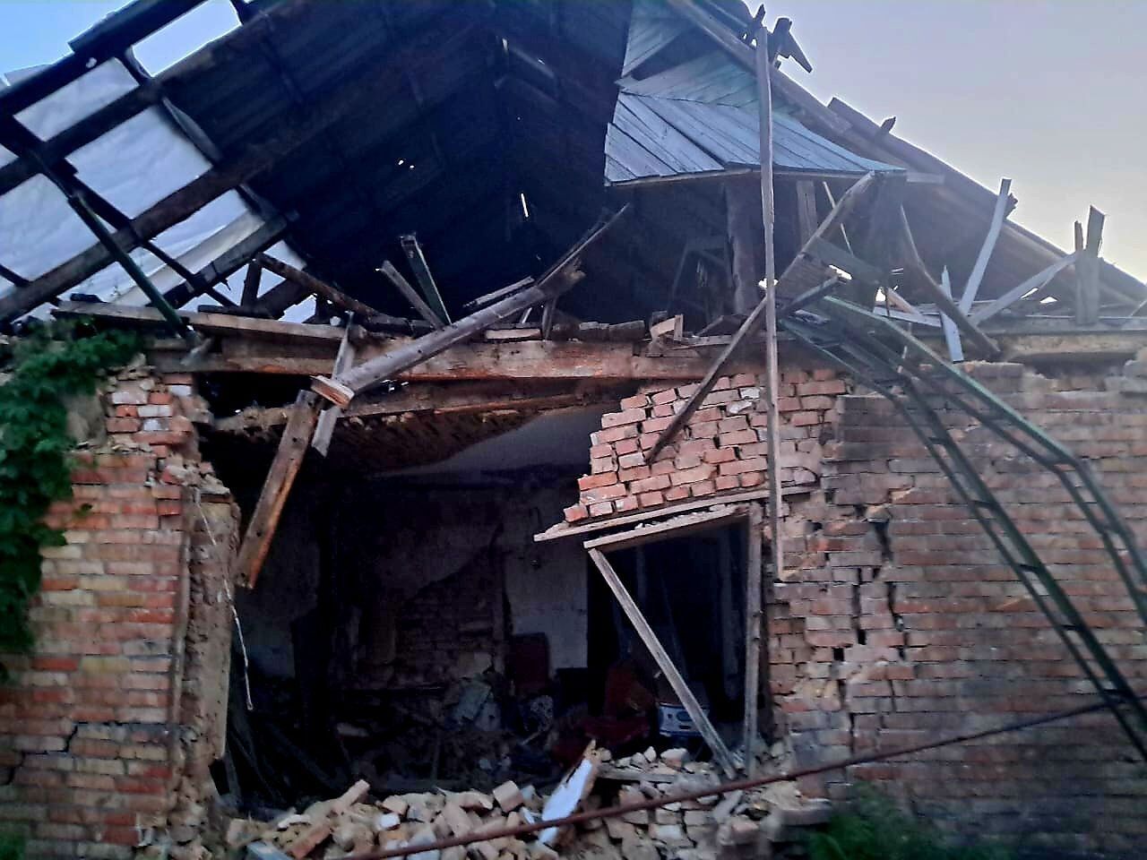 Оккупанты ударили по Никополю, повреждены медучреждение и дома: есть пострадавшие. Фото