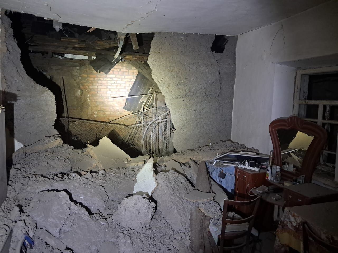 Оккупанты ударили по Никополю, повреждены медучреждение и дома: есть пострадавшие. Фото