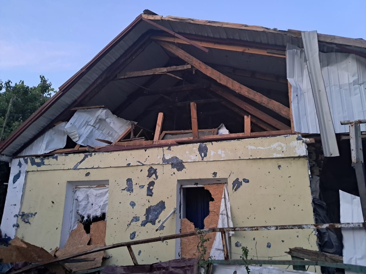 Оккупанты ударили по Никополю, повреждены медучреждение и дома: есть пострадавшие. Фото