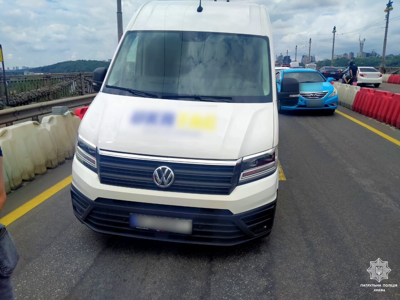 В Киеве на мосту Патона у микроавтобуса оторвалось колесо и влетело в легковушку. Момент ДТП зафиксировала камера