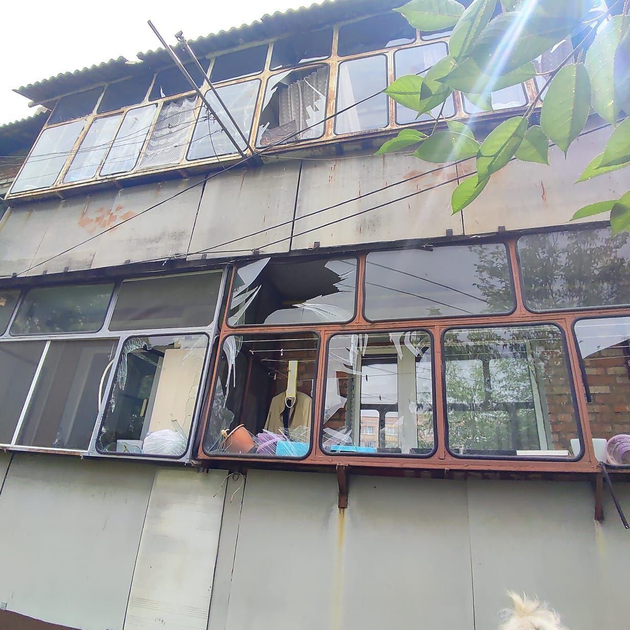 Оккупанты ударили по Никополю, повреждены медучреждение и дома: есть пострадавшие. Фото