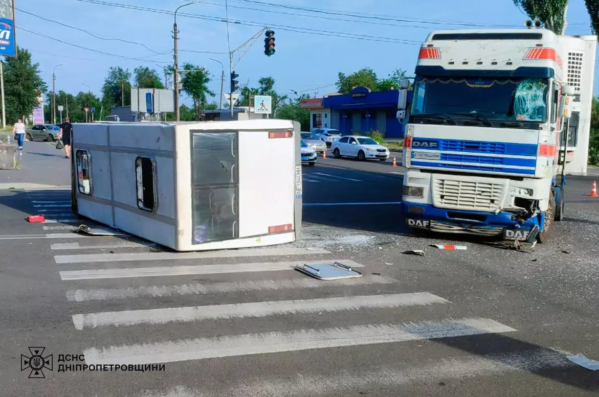 У Кривому Розі фура влетіла в маршрутку, постраждали десятки людей: момент аварії потрапив на відео 