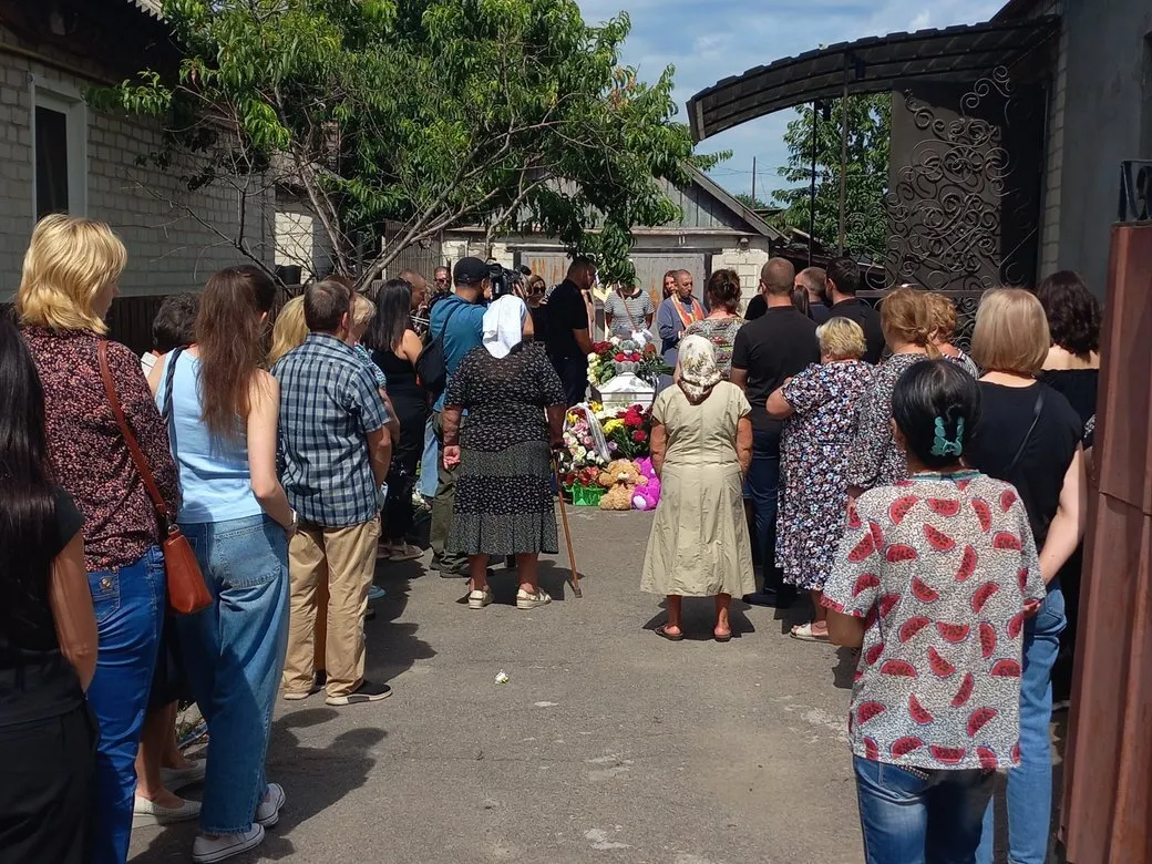В Днепропетровской области простились с 9-летней Валерией, которая погибла в Германии. Фото