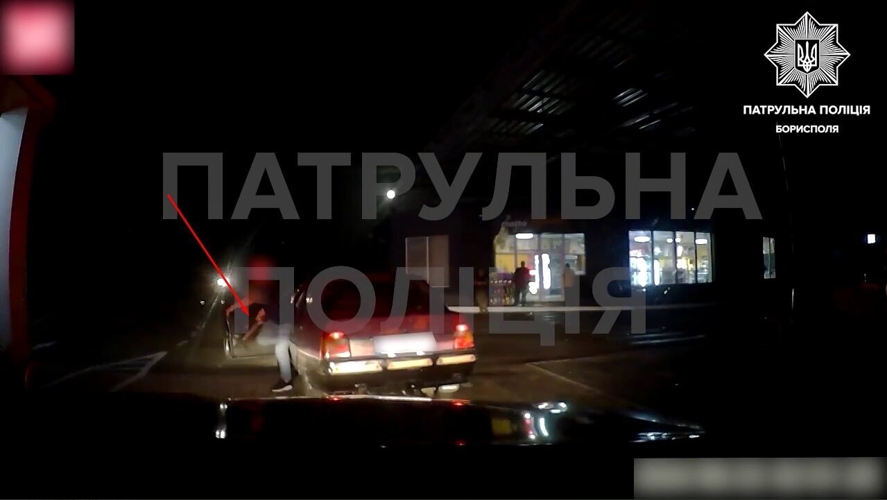 Под Киевом патрульные задержали вооруженного пьяного водителя. Видео и подробности