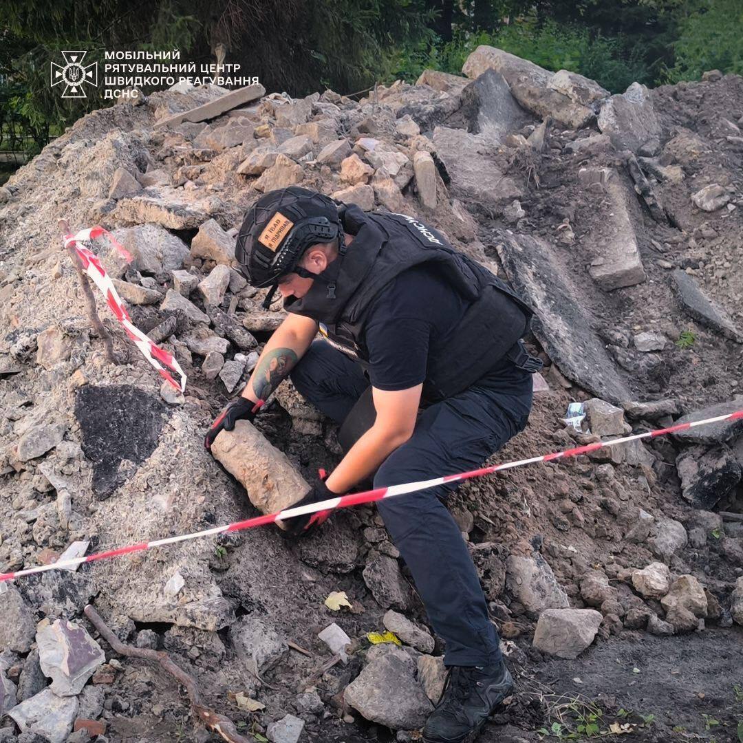 В Киеве на Печерске во время рытья котлована был найден артиллерийский снаряд. Фото