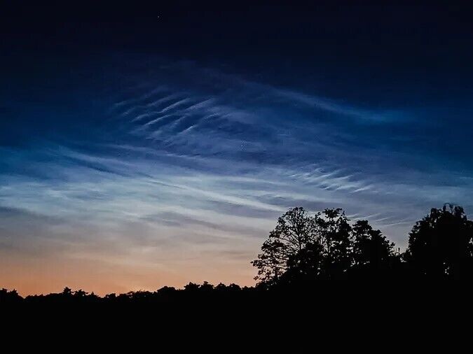 В небе на Волыни зафиксировали редкое атмосферное явление – серебристые облака. Фото