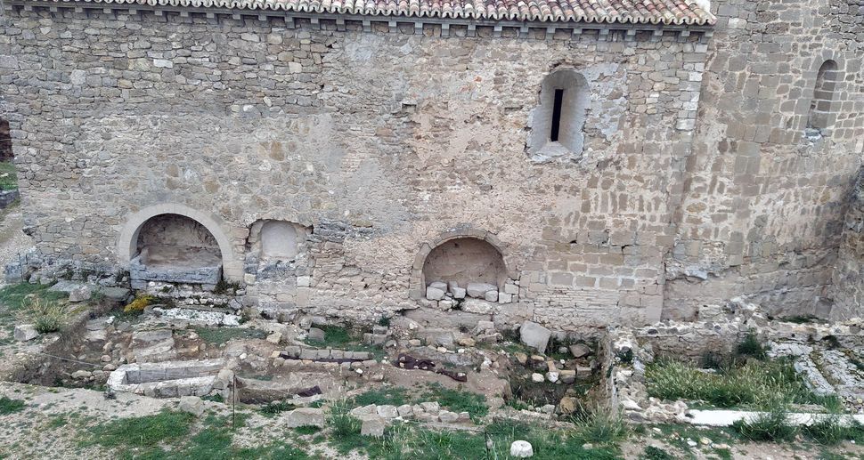 Середньовічна жінка-воїн була похована разом з 23 монахами: археологів спантеличила знахідка під час розкопок замку в Іспанії. Фото
