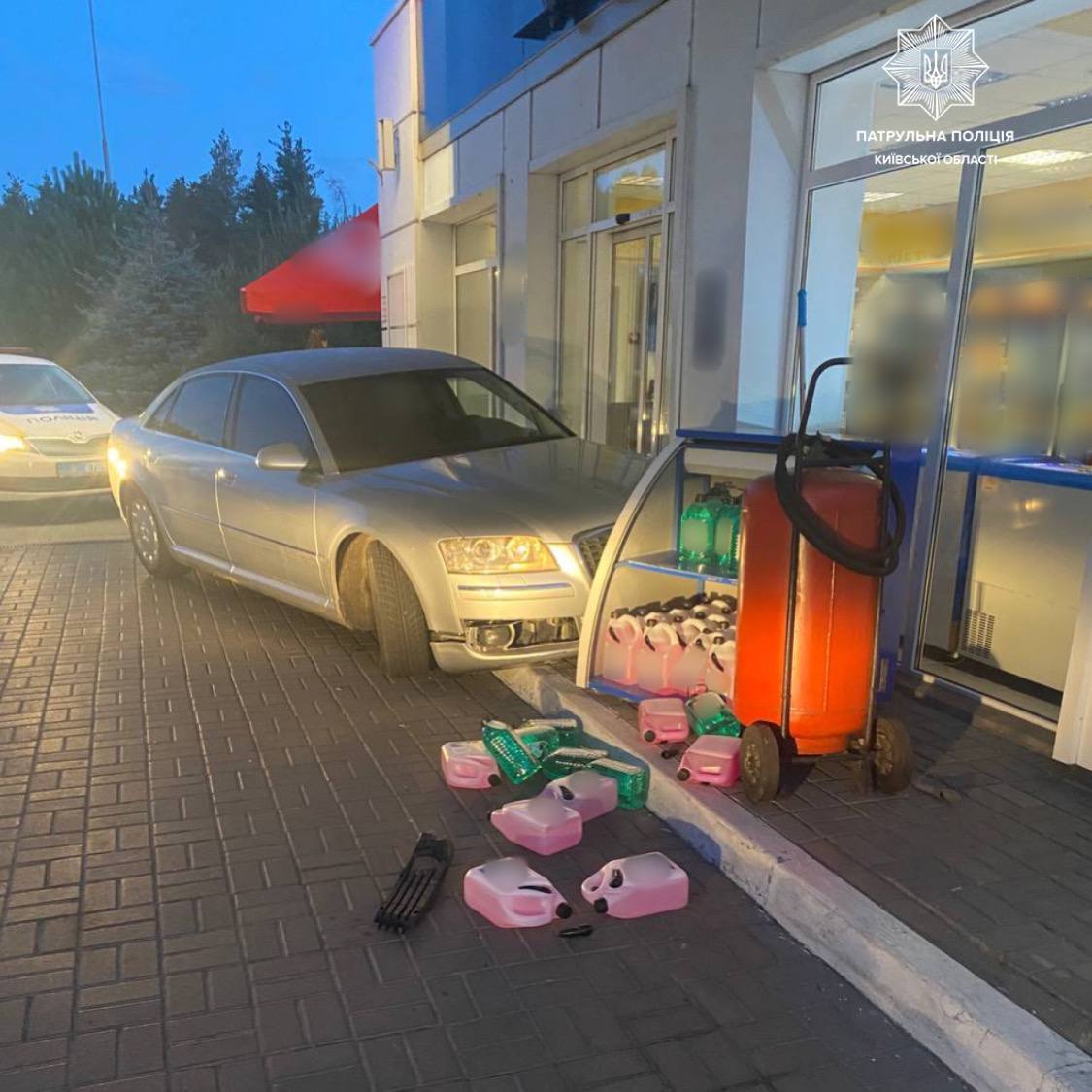 В Киевской области пьяный водитель, убегая от полиции, въехал в здание АЗС. Фото