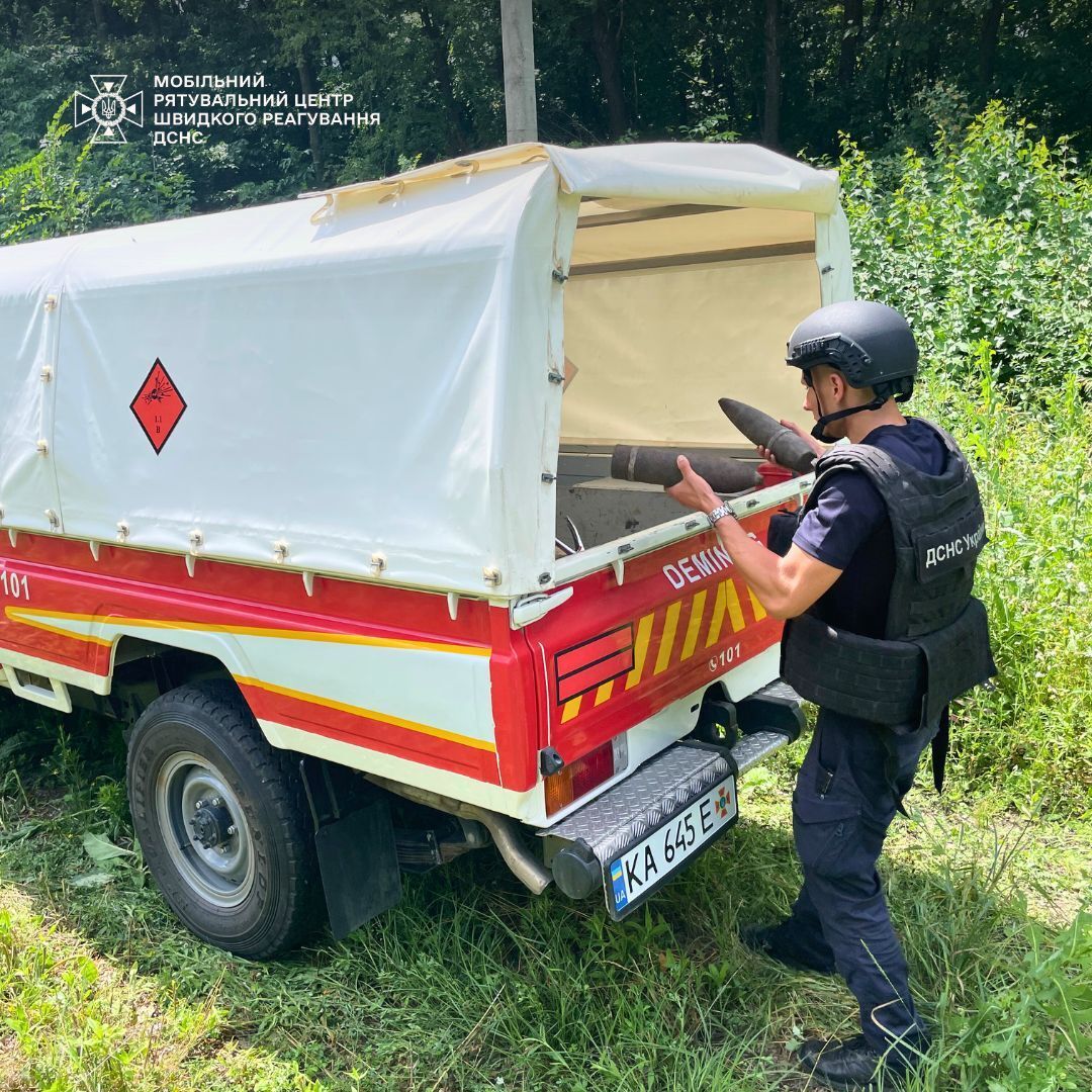 На Київщині енергетики під час робіт знайшли два вибухонебезпечні предмети. Подробиці і фото