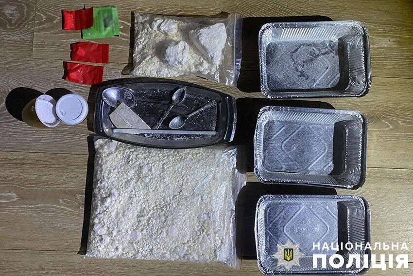 Вилучили кокаїну на 4 млн грн: у Києві правоохоронці затримали підозрюваних у наркоторгівлі. Фото і відео