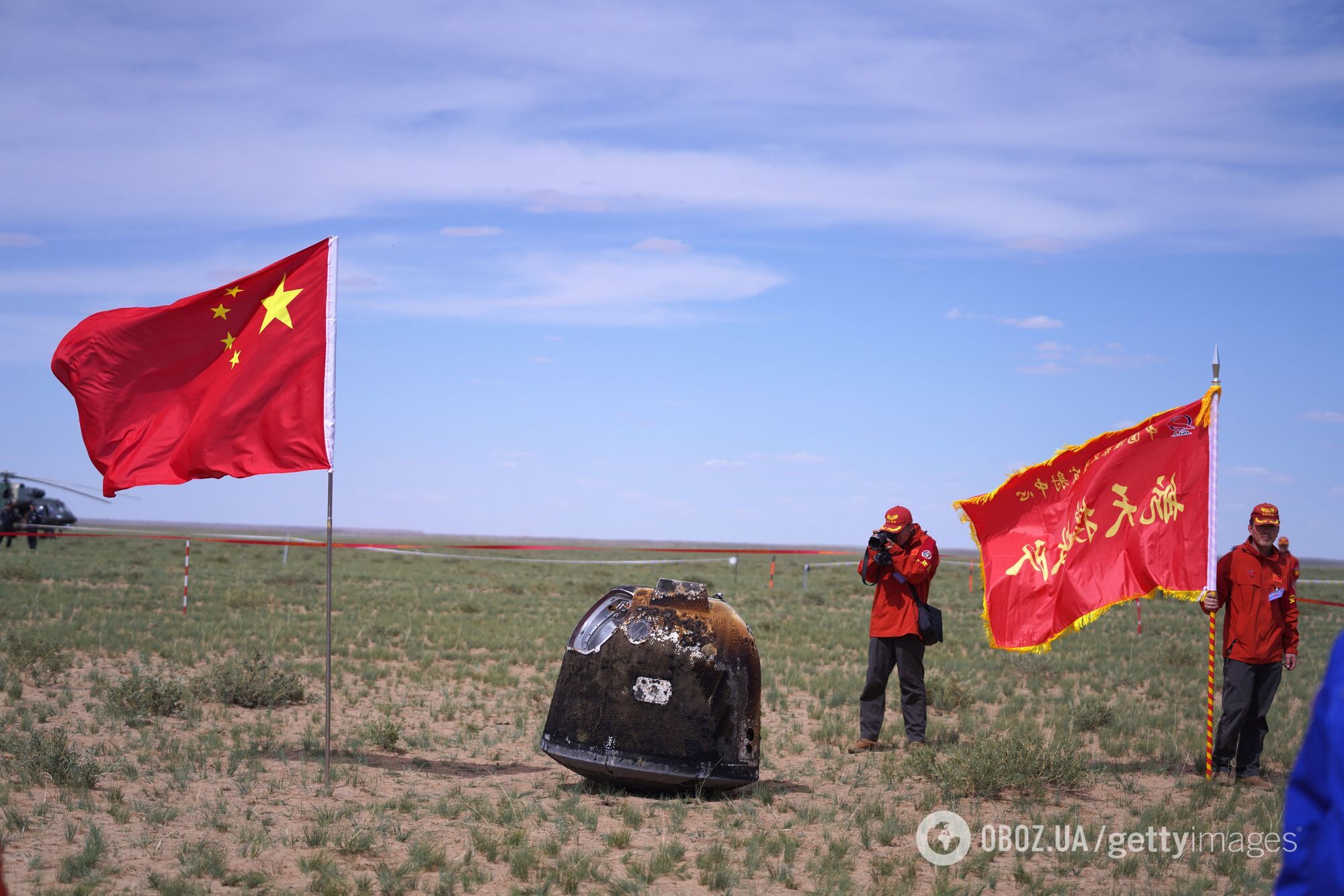 Китайський зонд повернувся на Землю з першими в історії зразками зі зворотного боку Місяця. 10 яскравих фото
