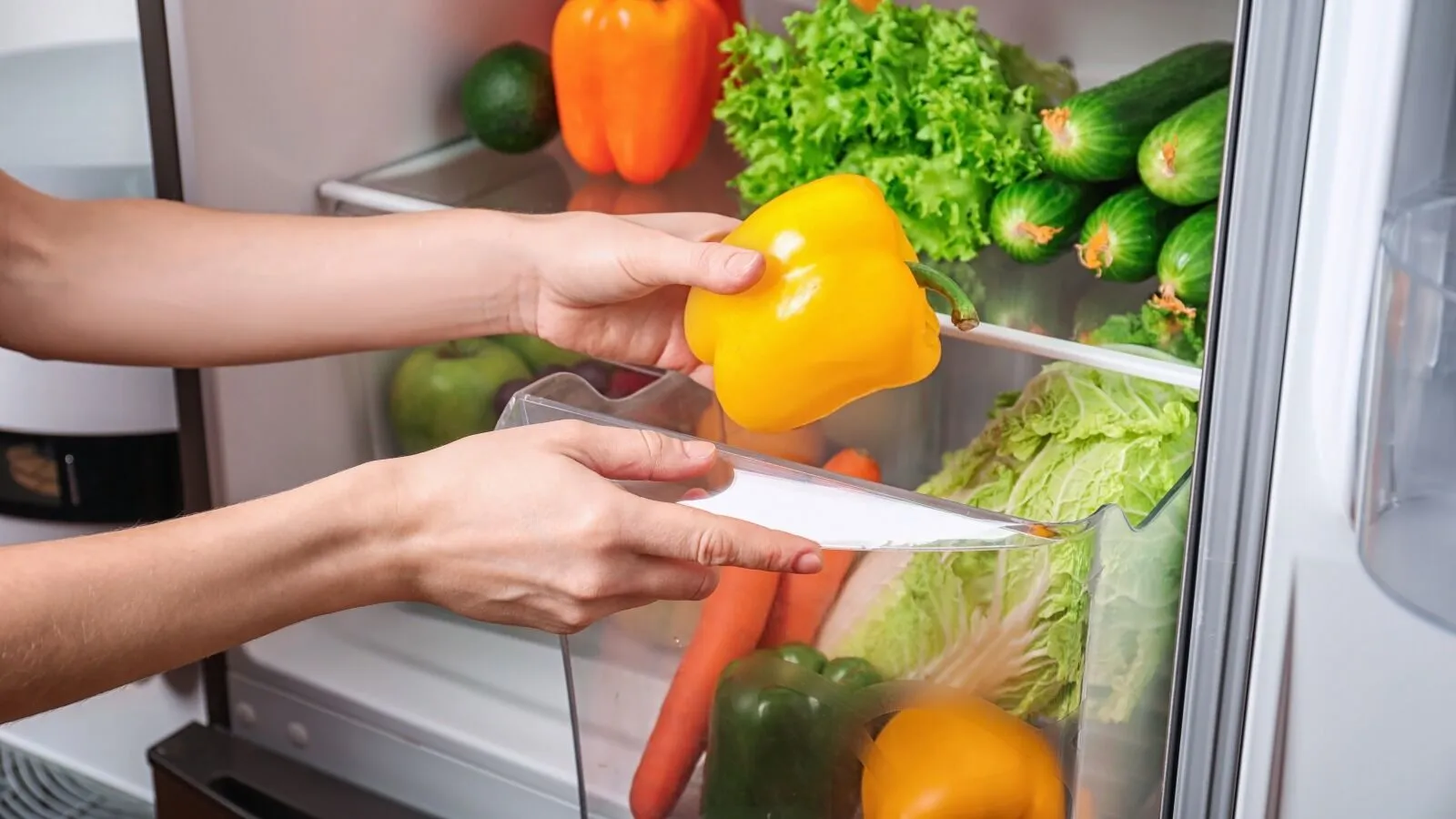 Як не можна користуватись холодильником, коли часто вимикають світло: дієві поради
