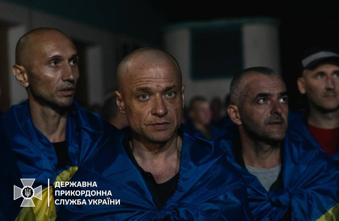 "Перші години після обміну": у ДПСУ показали зворушливі фото із звільненими з полону РФ захисниками