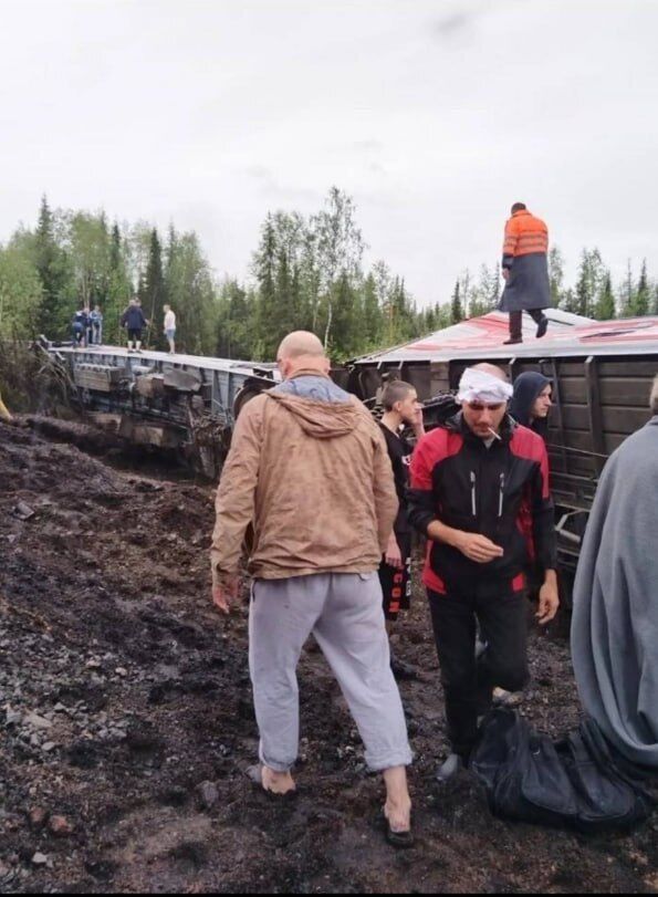 В России с рельсов сошел пассажирский поезд: десятки пострадавших. Фото и видео