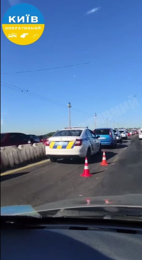 В Киеве на мосту Патона произошло ДТП: возникла большая пробка. Подробности, фото и видео