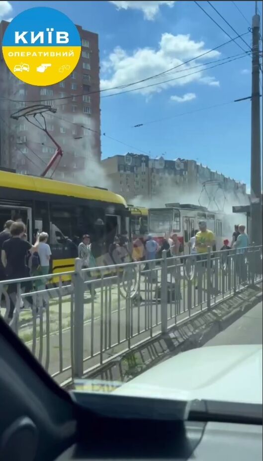 В Киеве во время движения загорелся трамвай: видео ЧП