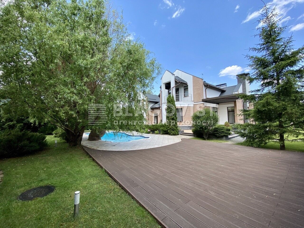 Ціна оренди будинку з басейном – 245 тис. грн. на місяць