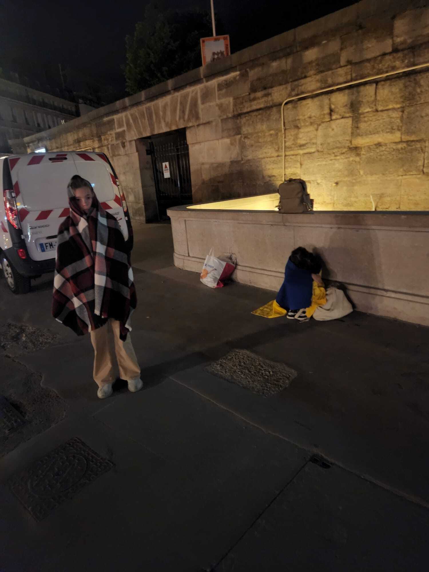 Забытые украинские дети на улицах Парижа, российский флаг и сомнительные сборы денег: что известно о почетном консуле Украины в Доминикане, попавшей в скандал